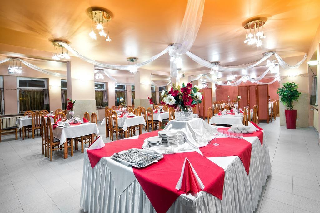 Hotel Monttis Sucha Beskidzka Exteriör bild