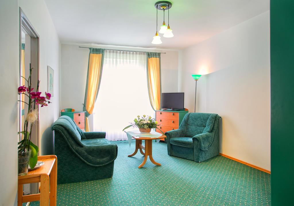 Hotel Monttis Sucha Beskidzka Exteriör bild