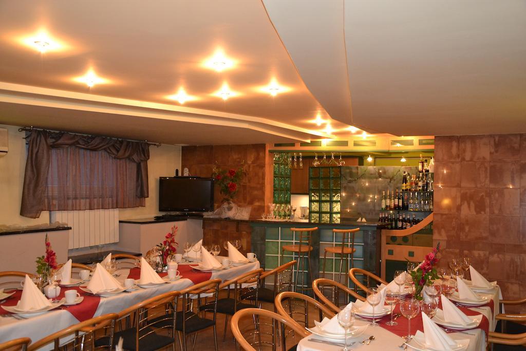 Hotel Monttis Sucha Beskidzka Exteriör bild